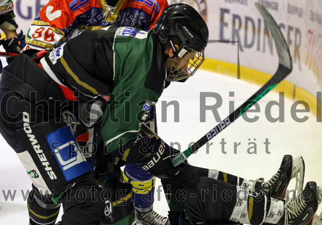 2022-12-09_159_TSV_Erding_gegen_EHC_Waldkraiburg | Erding, Deutschland, 09.12.2022:
Eishockey, Bayernliga 2022 / 2023, 19. Spieltag, TSV Erding gegen EHC Waldkraiburg, Endergebnis: 9:2

Florian Zimmermann (Erding Gladiators, #5)

Foto: Christian Riedel / fotografie-riedel.net