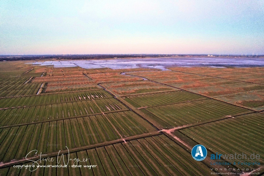 Nordsee, Nordfriesland, Nordstrand, Pohnshalligkoog - airwatch.de | Der Pohnshalligkoog ist ein Ortsteil der Gemeinde Nordstrand in Schleswig-Holstein. Er ist der jüngste bewohnte Koog der Halbinsel Nordstrand und hat etwa 274 Einwohner. Der Koog wurde 1924 durch die Eindeichung der ehemaligen Hallig Pohnshallig geschaffen.