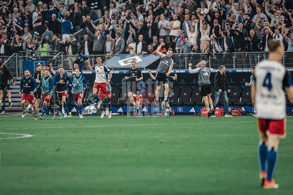 Fußball | Männer | Saison 2023/2024 | 2. Fußball-Bundesliga | 32. Spieltag | Hamburger SV vs. FC St. Pauli  | 03.05.2024 | Die Bank um Torschützen Robert Glatzel (#9, HSV) jubelt nach dem Abpfiff