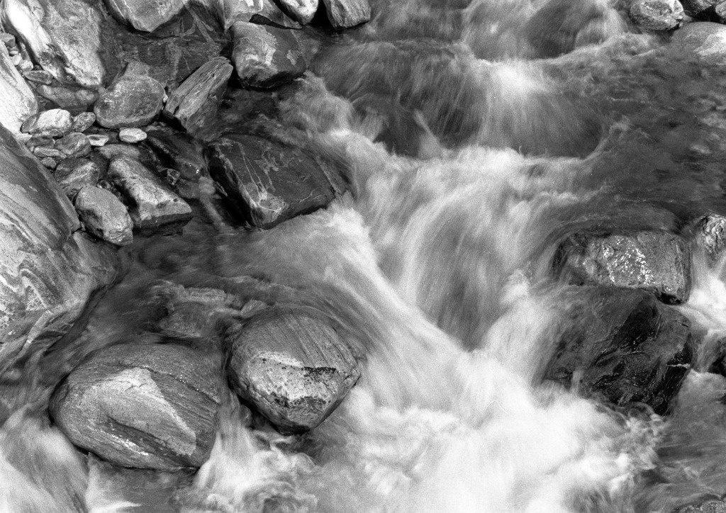 Steinwort_Verzasca_Brione_AiPiee_2008_1405sw | Beegebilder online. 
BIldarchiv von Beege Fotodesign mit ausgewählten Werken, die sich besonders gut für die Dekoration Ihrer Räume oder Wände eignen. 