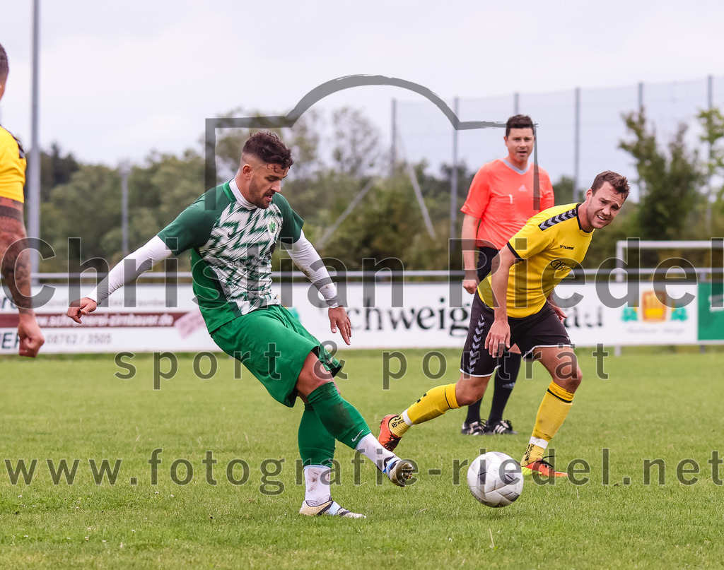 2023-08-06_066_SC_Kirchasch_gegen_SV_Eichenried | Bockhorn, Deutschland, 06.08.2023:
Fußball, Kreisliga 2023 / 2024, 2. Spieltag, SC Kirchasch gegen SV Eichenried, Endergebnis: 3:1

Maximilian Kirmeyer (SV Eichenried, #10), Stefan Hackl (SC Kirchasch, #11)

Foto: Christian Riedel / fotografie-riedel.net