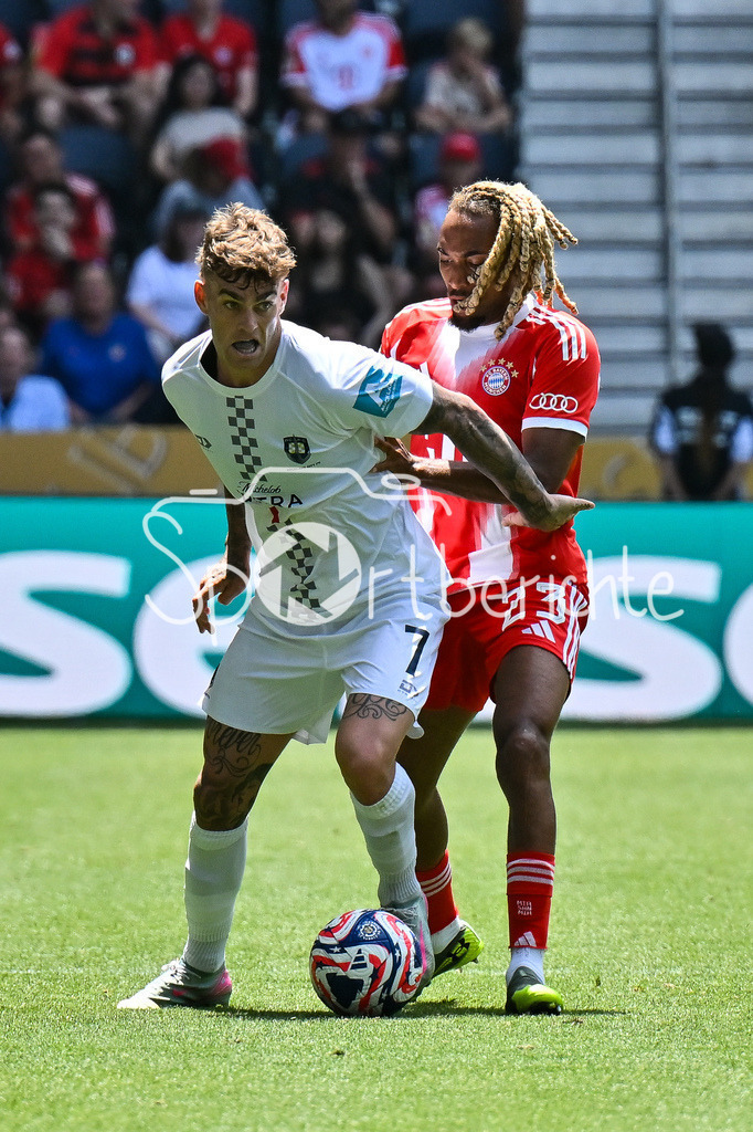 FC Bayern München - TQL Stadium | im Duell Myer BEVAN (Auckland City FC 7) und Sascha BOEY (FC Bayern Muenchen 23) / Zweikampf / FIFA Club World Cup: FC Bayern Muenchen - Auchkland City FC, TQL Stadium am 15.06.2025 / BLD / ZDF / NOT FOR SALE IN USA