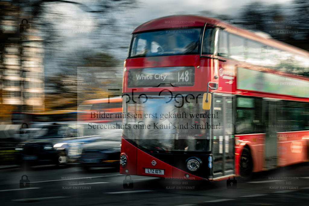 Rush Hour in London | Ein klassischer roter Doppeldeckerbus rauscht durch die Straßen Londons – Sinnbild der pulsierenden Energie der Stadt.Die gezielte Bewegungsunschärfe vermittelt Dynamik und Geschwindigkeit, während das leuchtende Rot des Busses einen starken Kontrast zur kühlen Stadtszene bildet. - Realisiert mit Pictrs.com