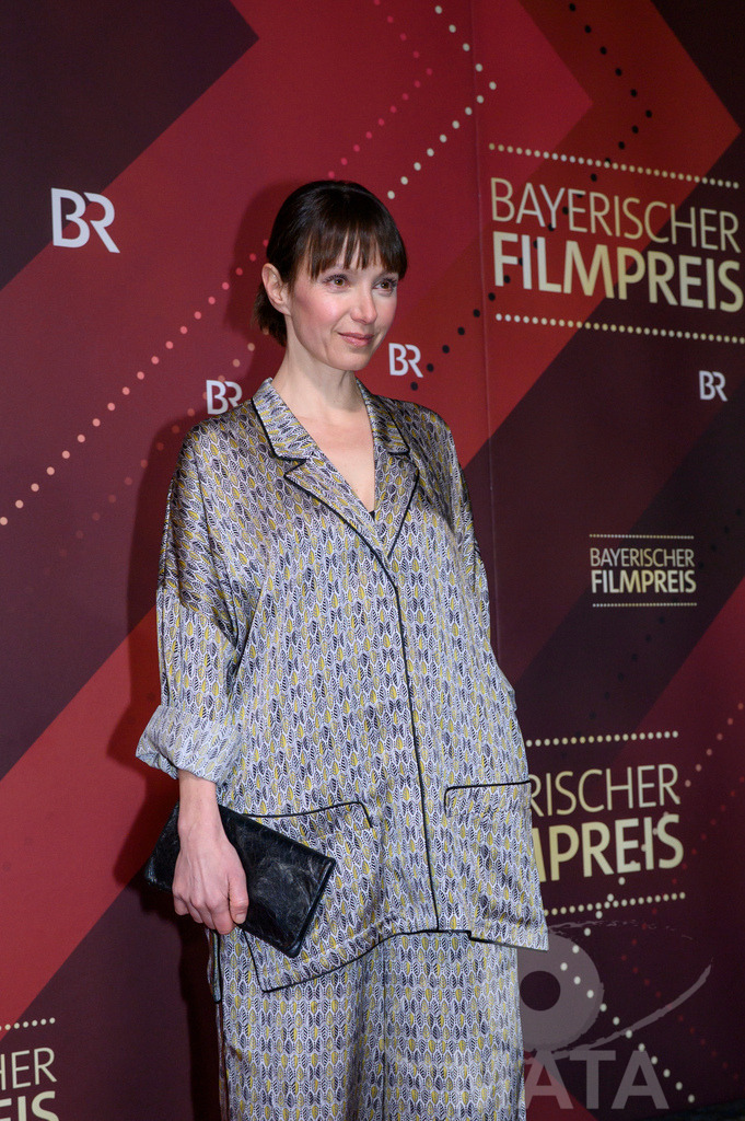 _DWI5197 | Julia Koschitz bei der Verleihung des 47. Bayerischen Filmpreises 2026  im Prinzregententheater. München, Deutschland. Der Bayerische Filmpreis wird seit 1979 von der Bayerischen Staatsregierung verliehen, um die Bedeutung des Kinofilms als Kulturgut herauszustellen - Realisiert mit Pictrs.com