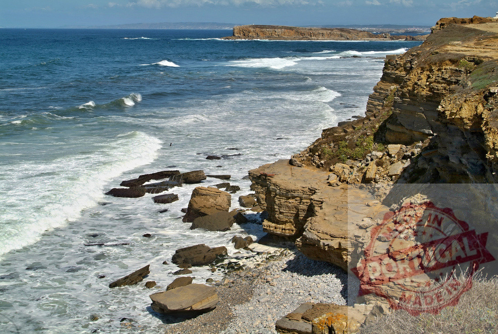 Atlantic ocean waves crashing on rugged coastline. Centro Portugal | Ocean waves breaking along a rocky cliff shoreline under a clear sky - Realisiert mit Pictrs.com