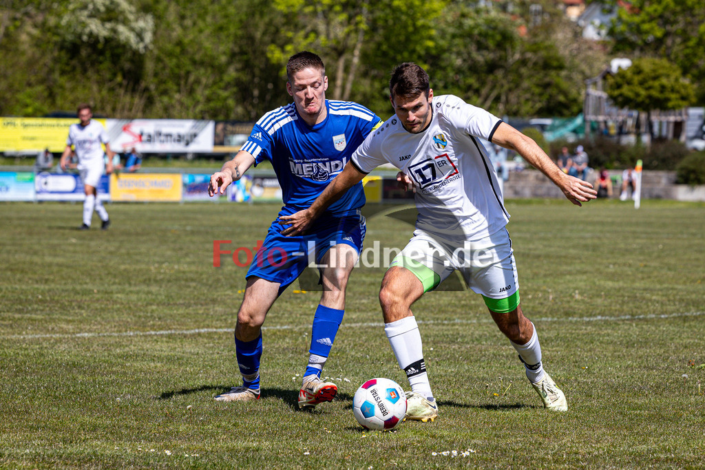 SG Hungerbach vs SV Eurasburg-Beuerberg | Meisterrunde Kreisklasse Gruppe C, SG Hungerbach vs SV Eurasburg-Beuerberg, 20240427,
Duell zwischen Simon STRASSER (SGH 11) und Christian BAUER (SVEB 10),
2024-04-27 in Oberhasuen (Sportplatz Oberhasuen)
11 Simon STRASSER (SGH 11), 10 Christian BAUER (SVEB 10)
Copyright: WolfgangxLindner www.foto-lindner.de