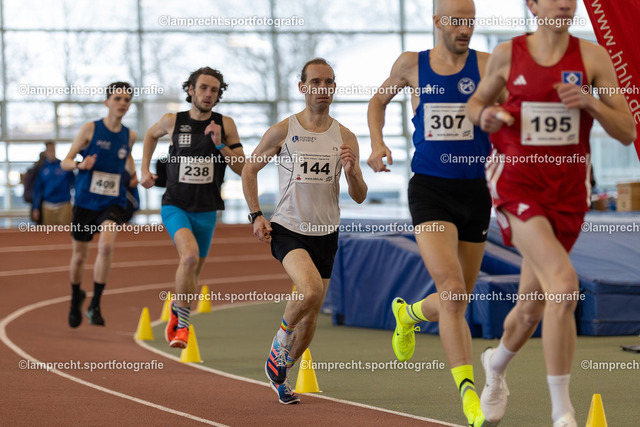 Leichtathletik I Landeshallenmeisterschaften 140 | Philipp Sprotte (Hamburg Running) in weiß. - Realisiert mit Pictrs.com