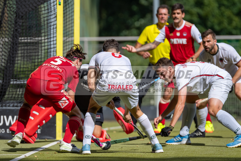 HK_20240907_105365 | 1. Bundesliga Herren RW Köln - Crefelder HTC am 7.9.2024 RW Köln, Köln , Justus Warberg ( Rot-Weiss Köln #5 ) , Julius Hayner ( Crefelder HTC #6 ) , Schröder Mika ( Crefelder HTC #33 )