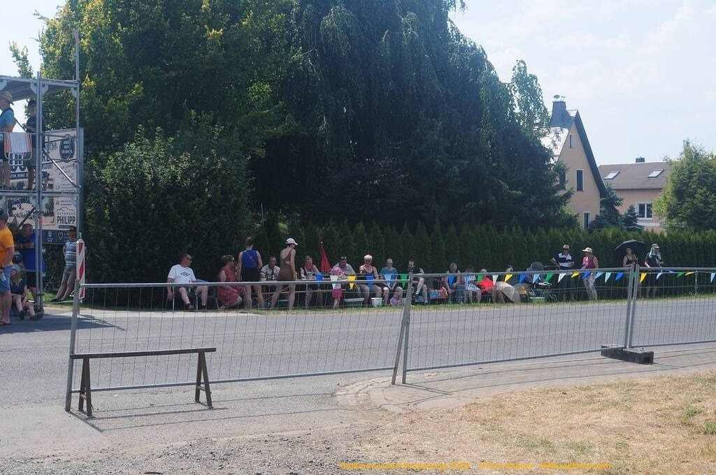 Geißmannsdorf-2026-Festumzug-042 | Festumzug in Geißmannsdorf bei Bischofswerda im Juni 2026. Fotografische Eindrücke und Momentaufnahmen vom Festumzug anläßlich des 800-jährigen Bestehens von Geißmannsdorf - mit Teilnehmern und Gästen, Strohpuppen und geschmückten Vorgärten und Grundstücken - Realisiert mit Pictrs.com