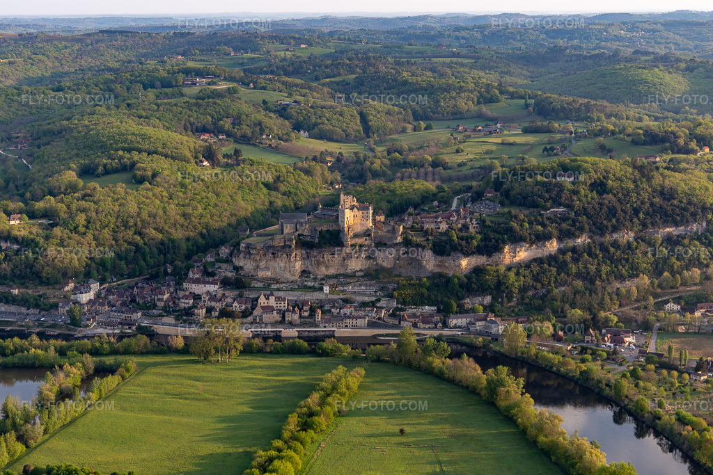 Aerial view: Chateau de Beynac in Beynac-et-Cazenac in the state Dordogne, France. – Photo: IMG_113704.jpg taken on 04/20/2019 by Werner Riehm/FLY-FOTO.com – Resolution of the original: 5472 x 3648 px