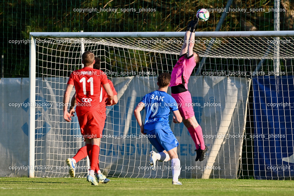 SAK vs. SC ST. Veit | #11 Alexander Hofer SC St.Veit, #9 Izidor Erazem Kamsek SAK, #1 Rene Arno Robitsch SC St.Veit, SAK vs. SC ST. Veit, SAK vs. SC ST. Veit am 30.04.2025 in Klagenfurt (Sportpark Welzenegg), Austria, (Photo by Bernd Stefan)