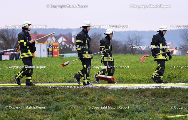 ULM | Tuebingen  30.11.2018LKW Brand auf der L 371 zwischen Tuebingen - Hirschau und Rottenburg - Wurmlingen:Feuerwehrmaenner an der UnfallstelleFOTO: ULMER PressebildagenturxxNOxMODELxRELEASExx