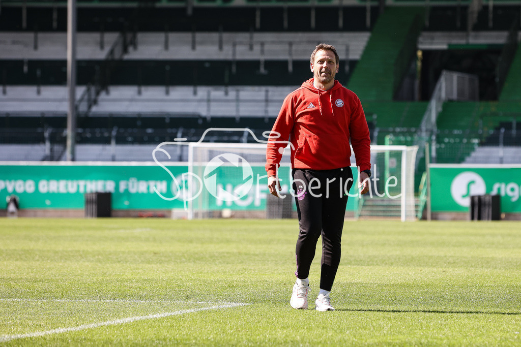 SpVgg Greuther Fürth II - FC Bayern Amateure | FC Bayern Amateure Trainer Holger SEITZ bedankt sich bei den mitgereisten Fans nach dem Auswaertssieg in Fuerth