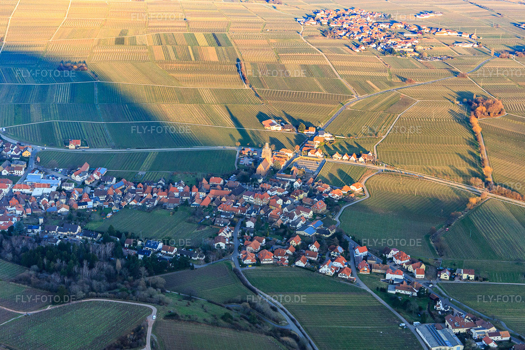 Luftbild: Weinort zwischen Weinbergen im Winter aus Westen in Burrweiler im Bundesland Rheinland-Pfalz in Deutschland. Foto: IMG_105143.jpg vom 24.03.2018 durch Werner Riehm/FLY-FOTO.de