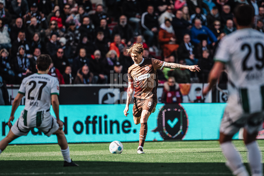 Fußball | Männer | Saison 2024/2025  | Fußball-Bundesliga | 28. Spieltag | FC St. Pauli vs. Borussia Mönchengladbach | 06.04.2025 | Eric Smith (#8, FC St. Pauli) am Ball