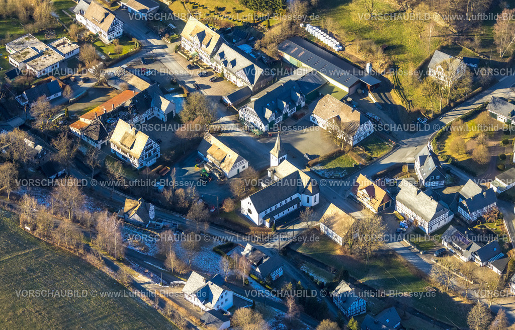 Schmallenberg230205551Westfeld | Luftbild, Ortszentrum, kath. St. Blasius Kirche, abgebrannter Dachstuhl am Fachwerkhaus, Westfeld, Schmallenberg, Sauerland, Nordrhein-Westfalen, Deutschland