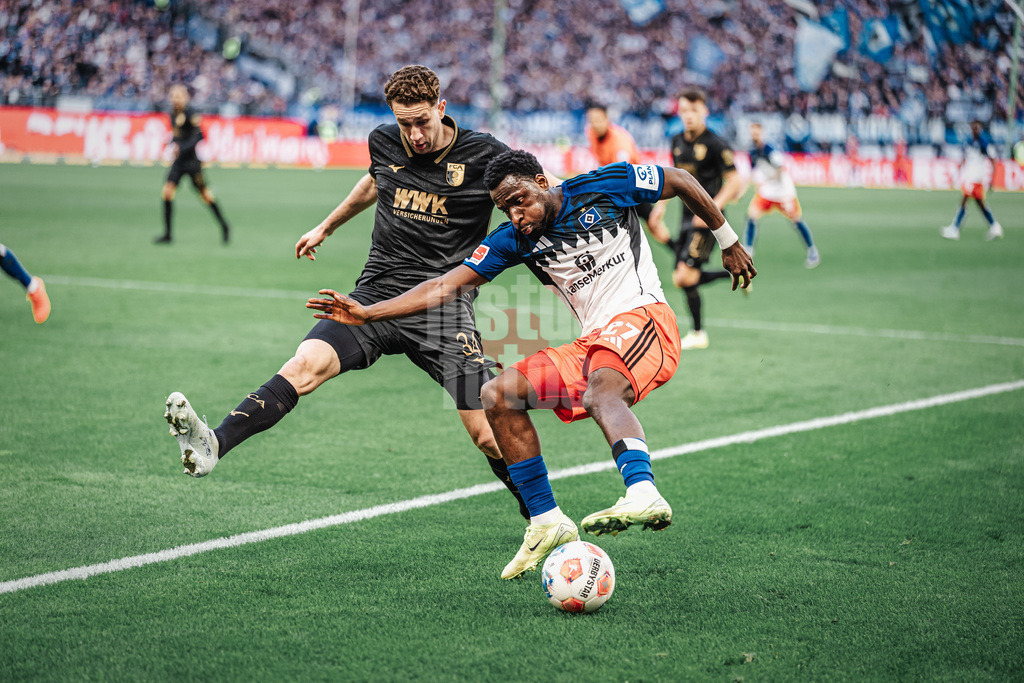 Fußball | Männer | Saison 2025/2026 | 1. Fußball-Bundesliga | 28. Spieltag | Hamburger SV vs. FC Augsburg | 04.04.2026 | v.l. Arthur Chaves (#34, FC Augsburg) gegen Philip Otele (#27, HSV)