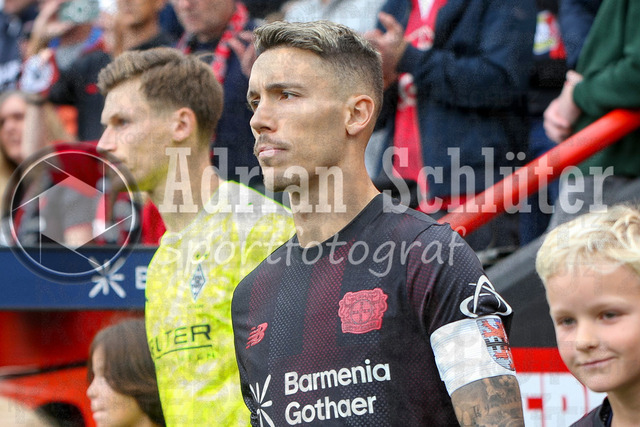 Bayer 04 Leverkusen vs Borussia Mönchengladbach - Bundesliga  | Leverkusen, Deutschland, 21.09.25:   Alejandro Grimaldo (Bayer 04 Leverkusen) schaut waehrend des Spiels der Bundesliga zwischen  Bayer 04 Leverkusen vs Borussia Mönchengladbach in der BayArena(Foto von Brauer-Fotoagentur / Adrian Schlueter)