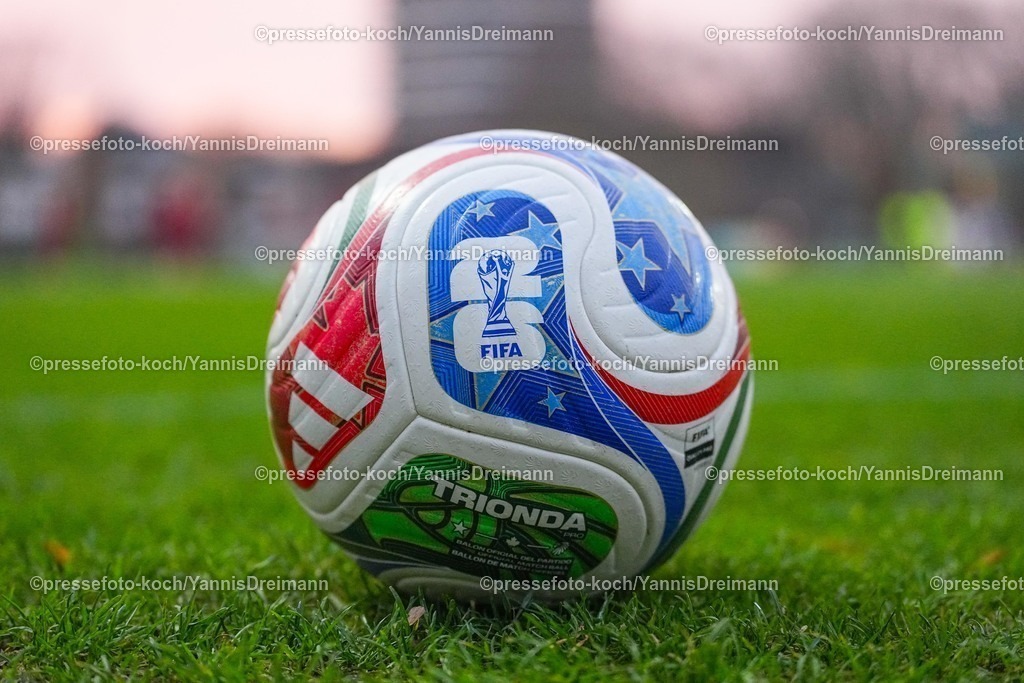 xYDRx26112501054 | 26.11.2025, xydrx, Fußball, Länderspiel, EM-Qualifikation U19-Frauen, Belgien - Deutschland, Sportschule Wedau: Spielball der FIFA Fußball Weltmeisterschaft 2026