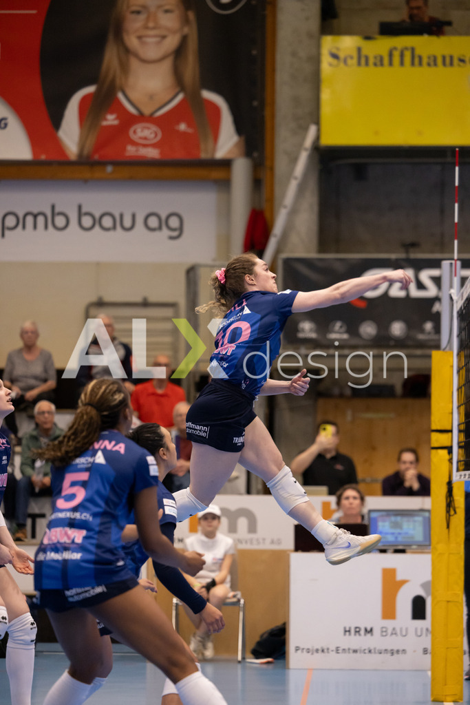Volleyball I Frauen I Saison 2025-2026 I Volleyball NLA | Women I 1/2 Finals I  VC Kanti Schaffhausen - Sm'Aesch Pfeffingen I 07.03.2026 | 10 Jillian Gillen (USA) (Sm'Aesch Pfeffingen) – Außenangriff - Realisiert mit Pictrs.com