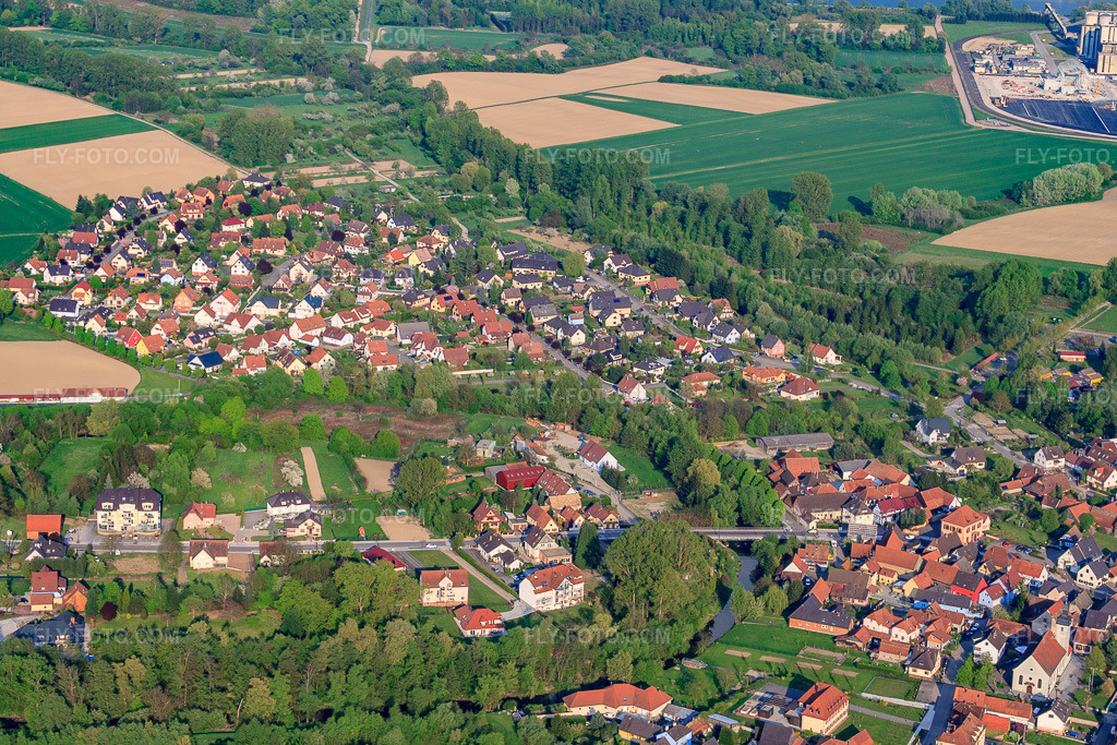 Aerial view: View of the town from the west in Beinheim in the state Bas-Rhin, France. – Photo: IMG_39469.jpg taken on 04/14/2011 by Werner Riehm/FLY-FOTO.com – Resolution of the original: 4462 x 2975 px