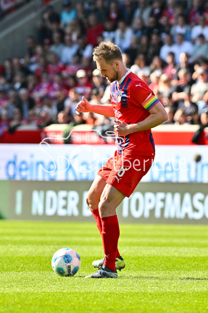 1. FC Heidenheim - FC Bayern München | am Ball Patrick MAINKA (Heidenheim 6) / Einzelfoto / Freisteller / Bundesliga: 1. FC Heidenheim - FC Bayern Muenchen, Voith Arena am 19.04.2025