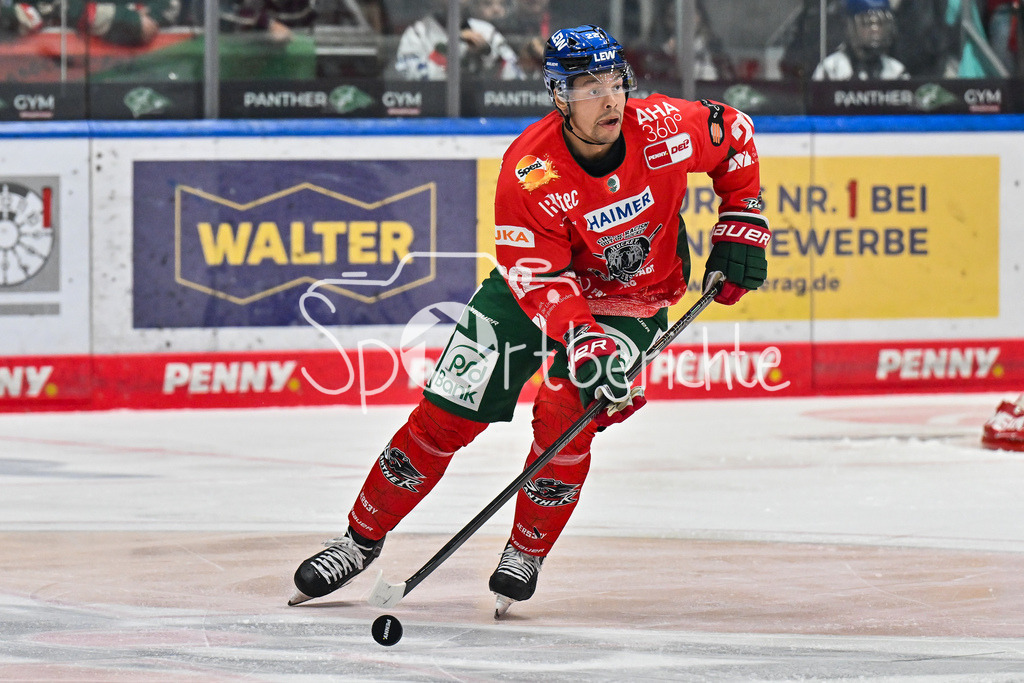 Augsburger Panther - Grizzlys Wolfsburg | am Puck Madison BOWEY (Augsburger Panther 22) / Einzelfoto / Freisteller  DEL: Augsburger Panther - Grizzlys Wolfsburg; Curt Frenzel Stadion am 10.10.2025