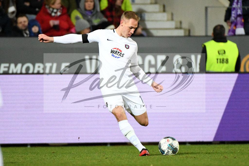 20200221_OSNAUE_0074 | Fussball, Herren: Florian Krueger (Erzgebirge Aue) in Aktion, am Ball, Einzelaktion bei dem Spiel der 2. Bundesliga zwischen VfL Osnabrueck und FC Erzgebirge Aue im Stadion an der Bremer Bruecke am 21.02.2020 in Osnabrueck, Deutschland.DFB / DFL REGULATIONS PROHIBIT ANY USE OF PHOTOGRAPHS AS IMAGE SEQUENCES AND/OR QUASI-VIDEO. - Realisiert mit Pictrs.com