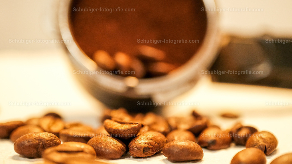 Kaffeebohnen mit Kapsel | Kaffeebohnen mit Kapsel im Hintergrund - Realisiert mit Pictrs.com