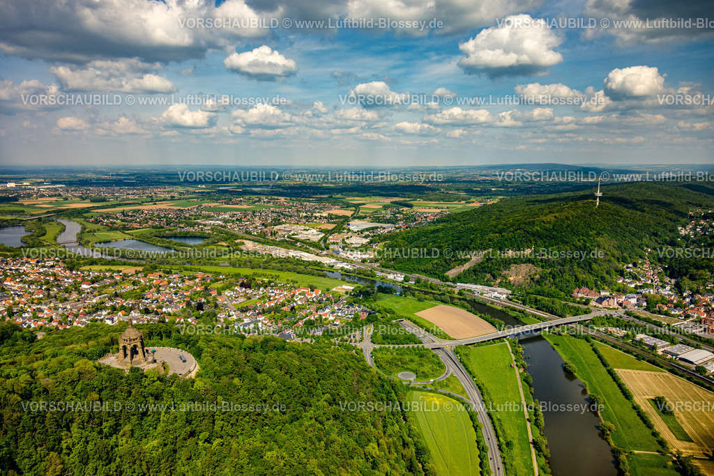 PortaWestfalica240505349Wiehengebirge_Kaiser-Wilhelm-Denkmal | Luftbild, Kaiser-Wilhelm-Denkmal, kulturelles Denkmal, Wiehengebirge, Fluss Weser und Portabrücke, Fernsehturm Porta Westfalica, Bundesstraße B61 mit Tunneleinfahrt, Barkhausen, Ortsansicht Porta Westfalica, Ostwestfalen, Nordrhein-Westfalen, Deutschland
