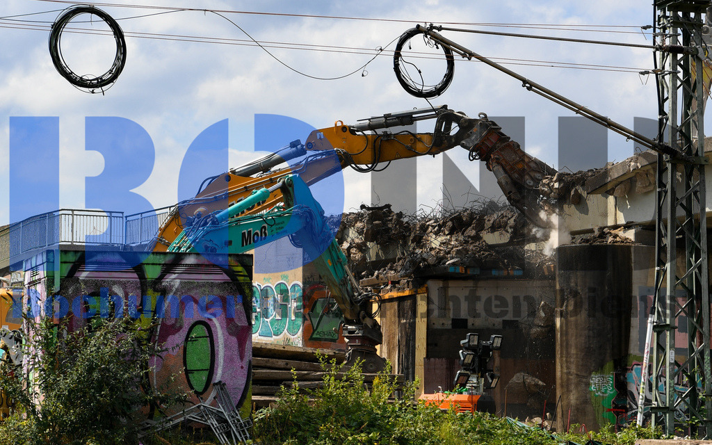 Abriss der Schlachthofbruecke A40 {date} -  | {headline}(Foto: Sebastian Sendlak / BOND) - Realisiert mit Pictrs.com