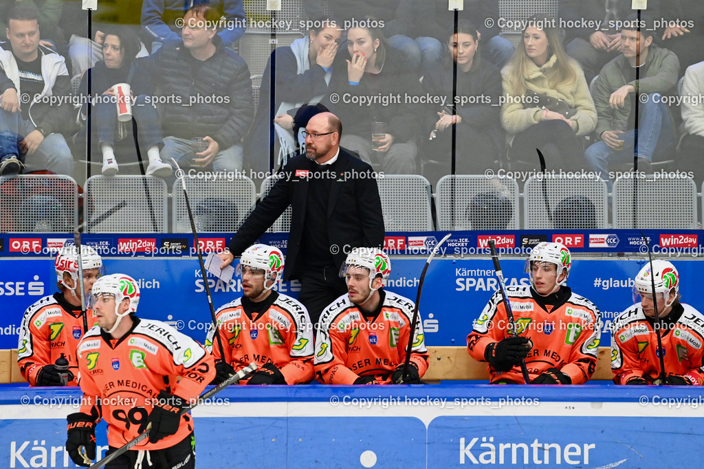EC IDM WÄRMEPUMPEN VSV vs. MOSER MEDICAL GRAZ99ERS | Headcoach Graz 99ers Daniel Lacroix, Spielerbank Graz 99ers, EC IDM WÄRMEPUMPEN VSV vs. MOSER MEDICAL GRAZ99ERS, EC IDM WÄRMEPUMPEN VSV vs. MOSER MEDICAL GRAZ99ERS am 17.03.2026 in Villach (Stadthalle Villach), Austria, (Photo by Bernd Stefan)