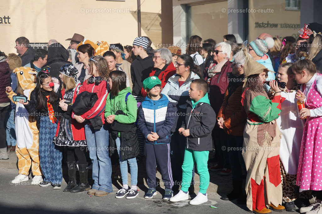 news-2023-Feb16-Unsinniger_Fasching_Reutte-sony-DSC02557 | Info aus dem Bezirk Reutte/Ausserfern Tirol sowie eine umfangreiche Bilddatenbank über die gesamte Region: Lechtal, Talkessel Reutte, Tannheimertal, Zwischentoren. Lech, Plansee, Zugspitze, Grenztunnel, B179, Fernpassstraße, Verkehr, Lawinen, Tradition, - Realisiert mit Pictrs.com