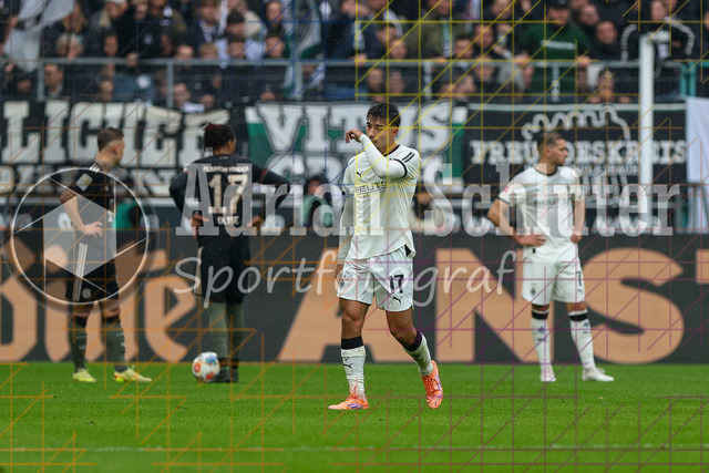 Borussia Mönchengladbach vs FC Bayern München - Bundesliga  | Mönchengladbach, Deutschland, 25.10.25:   Jens Castrop (Borussia Mönchengladbach) geht vom Feld nachdem er die rote Karte erhältwaehrend des Spiels der Bundesliga zwischen Borussia Mönchengladbach vs FC Bayern München im Stadion im Borussia Park(Foto von Brauer-Fotoagentur / Adrian Schlueter)