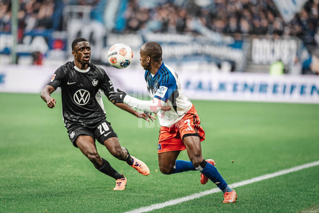 Fußball | Männer | Saison 2025/2026 | 1. Fußball-Bundesliga | 8. Spieltag | Hamburger SV vs. VfL Wolfsburg | 25.10.2025 | v.l. Sael Kumbedi (#26, VfL Wolfsburg) gegen Jean-Luc Dompe (#7, HSV)