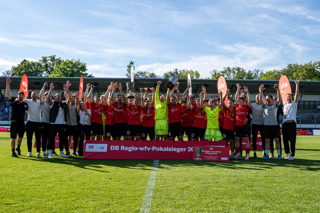 Stuttgarter Kickers vs. SG Sonnenhof Großaspach, Fussball, WFV-Pokal, Finale, 23.05.2026 | Kollektiver Jubel nach Sieg des Doubles und des Pokalsiegs,Stuttgarter Kickers vs. SG Sonnenhof Großaspach, Fussball, WFV-Pokal, Finale, 23.05.2026