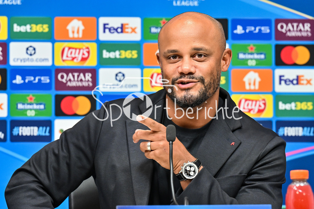 Paphos FC - FC Bayern München | im Bild Vincent KOMPANY Trainer FC Bayern Muenchen auf der Pressekonferenz vor dem Spiel in Pafos / Einzelfoto / Freisteller