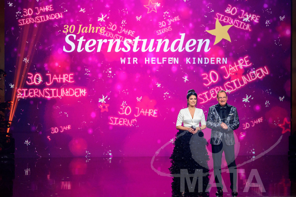 _DWI6031 | Die Eröffnung und die Begrüßung der Ehrengäste mit Moderatorin Sandra Rieß und Moderator Volker Heißmann bei '30 Jahre Sternstunden-Gala 2023' in der Frankenhalle. Nürnberg, 15.12.2023 - Realisiert mit Pictrs.com