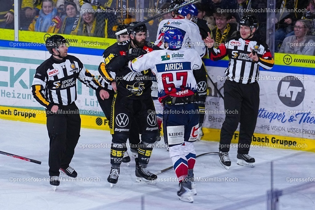 xYDRx16012601011 | 16.01.2026, xydrx, Eishockey, DEL2, Krefeld Pinguine - EHC Freiburg, Yayla-Arena Krefeld : Davis Vandane (Krefeld Pinguine #55) und Julian Airich (EHC Freiburg #67) geraten an einanderPhoto: xYannisxDreimannxPressefotoKochx