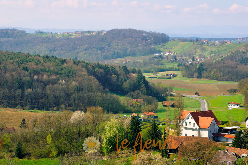 Blick über die Landschaft | Dies ist der Shop von Florian Blum - le fleuri. Langenthal, Bern, Schweiz. Sie können hier meine oder ihre eigenen Fotos als Fotoprodukte kaufen. Tassen, Schlüsselanhänger, Taschen etc. können Sie hier gestalten.  - Realisiert mit Pictrs.com