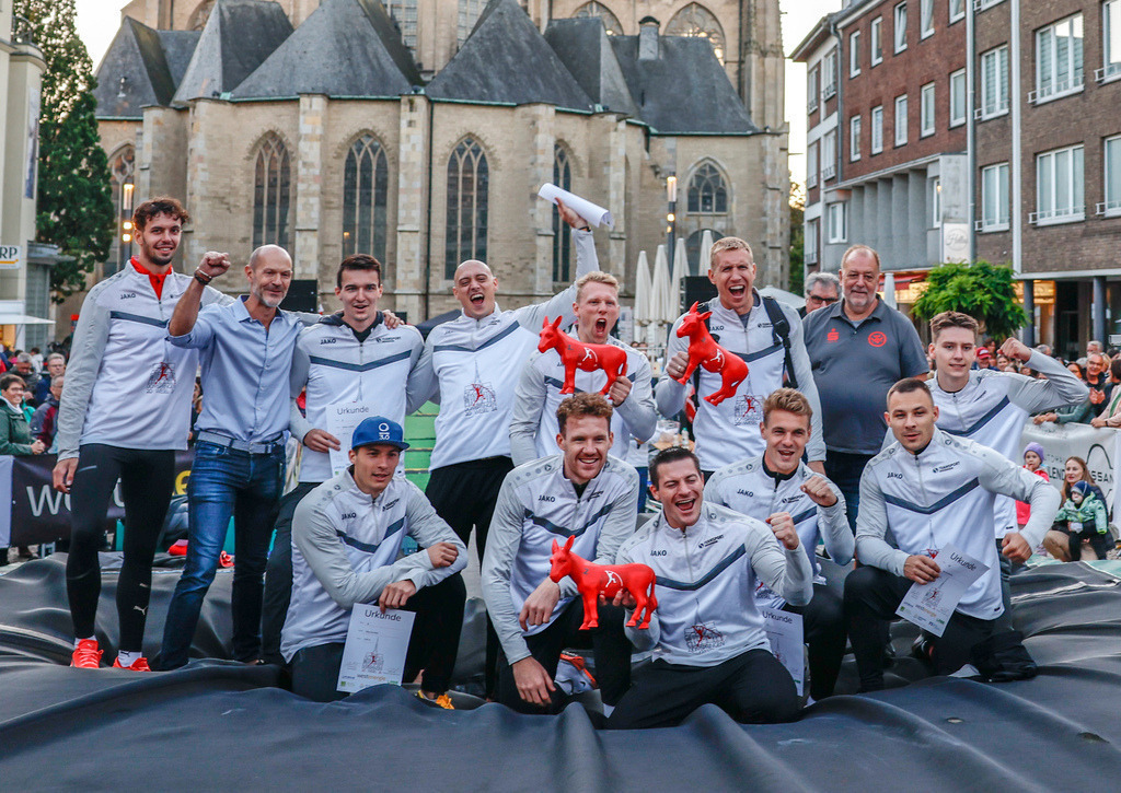 top-top.de 240913-236 | Foto, Video, Fotografie, Videografie, Fotobox, DJ, Discjockey, Musik, Musikbox, Veranstaltung, Photobooth, Amazon, Ebay, Buchtipp, Bestseller, Autor, Verlag, Buch, Wesel, Hamminkeln, NRW, Dinslaken, Rees, Drohne, Hochzeit, Party, Fotobox, Wesel, Fotograf