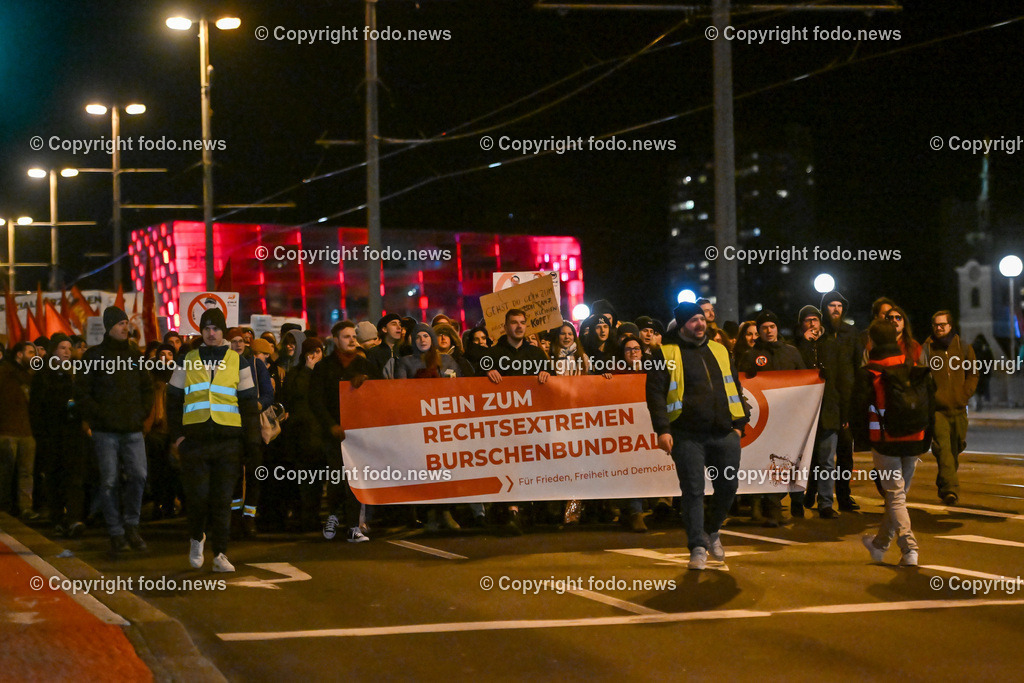 Demonstration Linz gegen rechts_ gegen Burschenbundball_ 04.02.2023-1 | 04.02.2023, Linz, AUT, DemonstrationLinz gegen rechts, gegen Burschenbundball im Bild Kundgebungsteilnehmer, Demonstranten, Transparente, Plakate