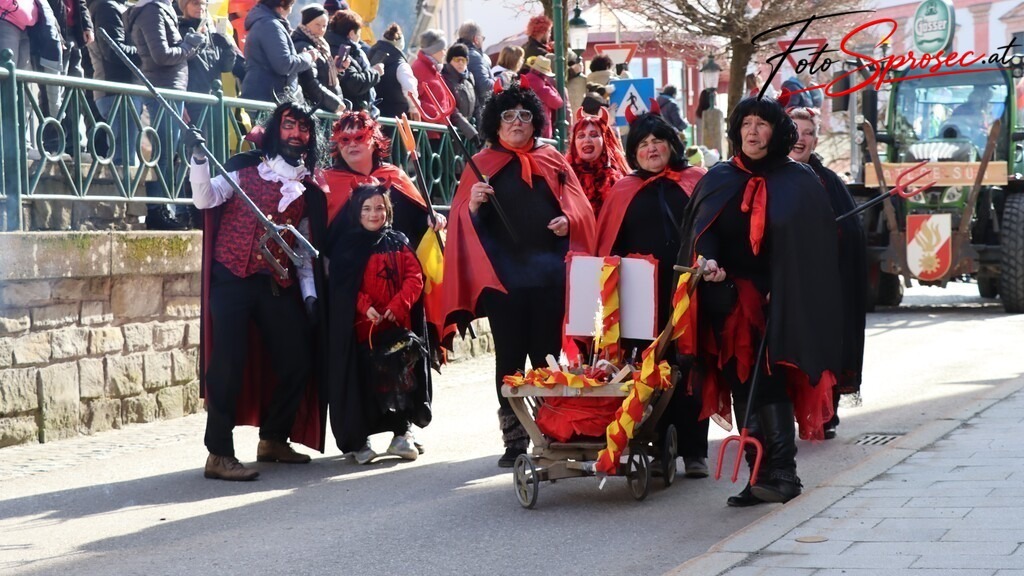 fasching-mariazell2025 (23) | Mit meiner Kamera halte ich besondere Augenblicke, faszinierende Landschaften und interessante Details fest. Dabei entstehen ganz unterschiedliche Aufnahmen – von stimmungsvollen Landschaftsfotografien und beeindruckenden Drohnenaufnahmen über Pressefotos - Realisiert mit Pictrs.com
