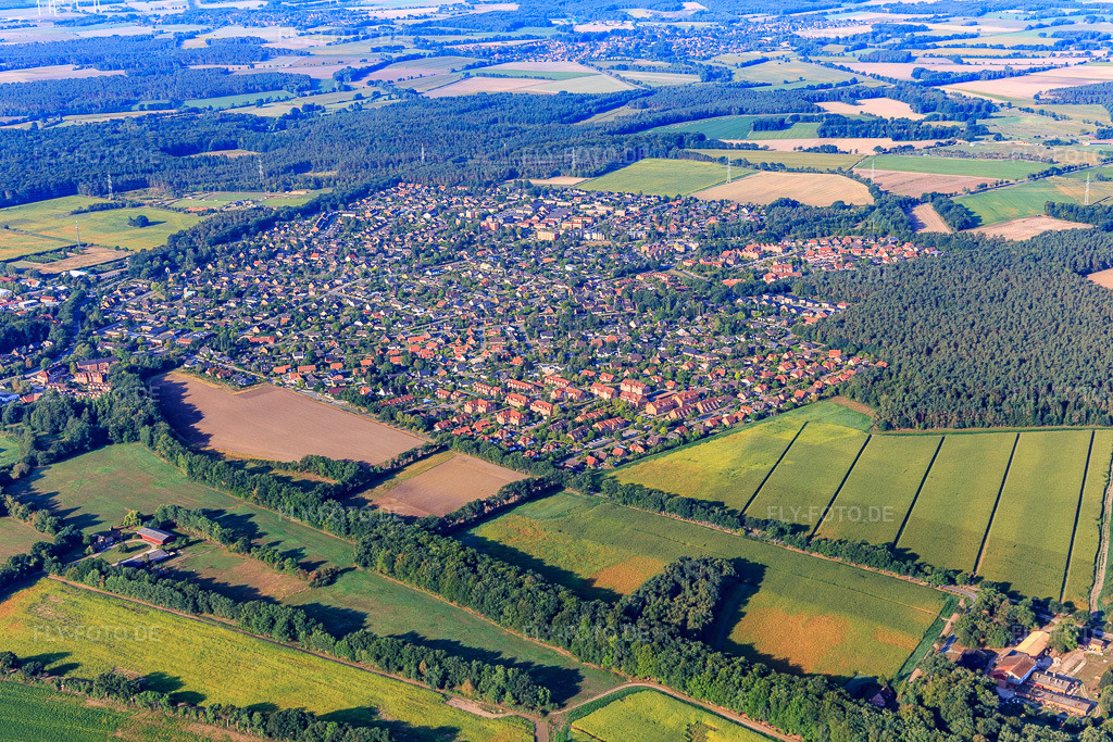 Luftbild: Ortsansicht aus Nordosten in Reppenstedt im Bundesland Niedersachsen in Deutschland. Foto: IMG_110364.jpg vom 18.08.2018 durch Werner Riehm/FLY-FOTO.de