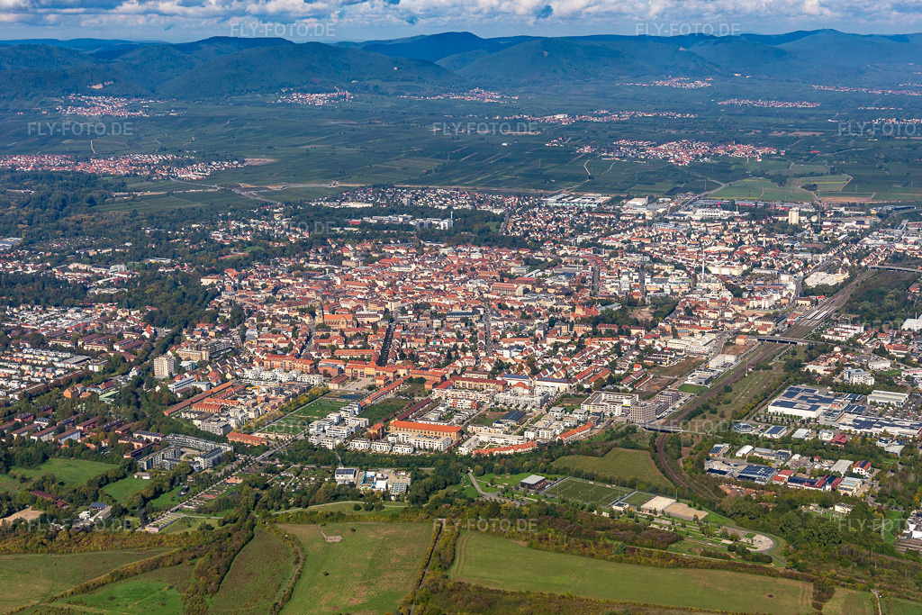 Luftbild: Innenstadt von Süden in Landau in der Pfalz im Bundesland Rheinland-Pfalz in Deutschland. Foto: IMG_135087.jpg vom 30.09.2022 durch Werner Riehm/FLY-FOTO.de