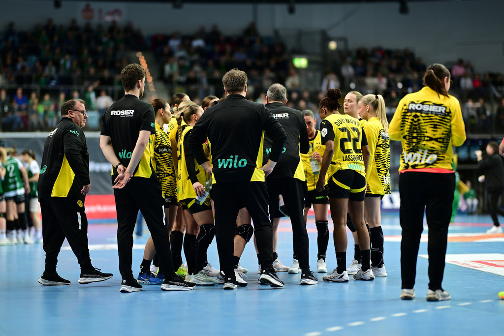Handball I Frauen I Saison 2024-2025 I 1. HBF I 11. Spieltag I VfL Oldenburg - Borussia Dortmund | Borussia Dortmund Frauen zusammen - Realisiert mit Pictrs.com
