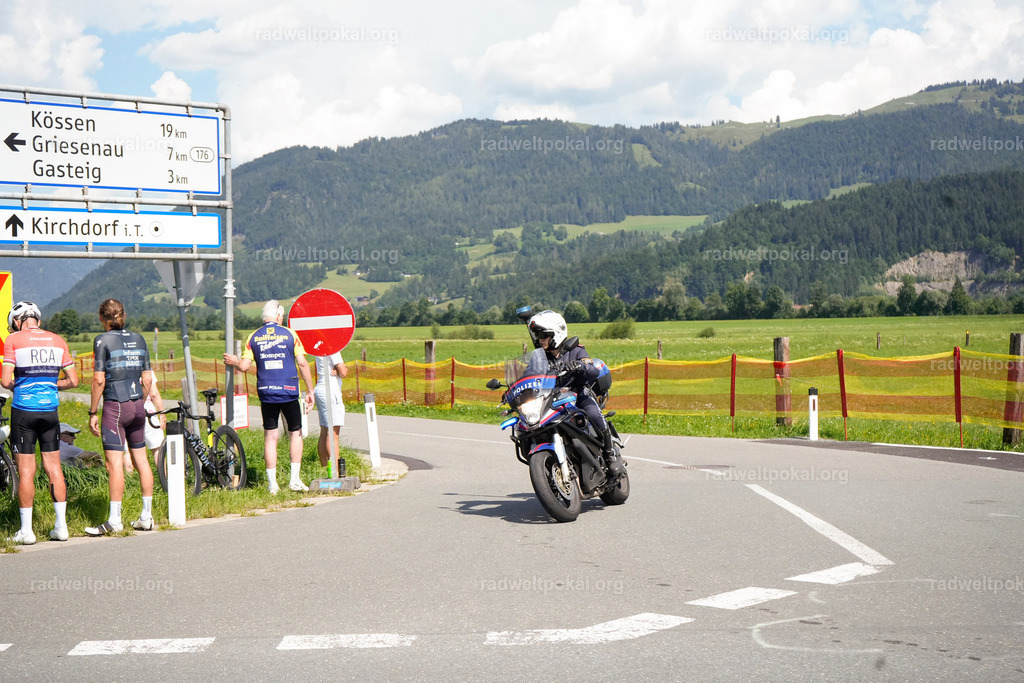 541_20230817_Bewerb_Maenner_Muehlanger | AUT - OESTERREICH, 2023-08-16: SPORT RENNRAD-FAHREN - 55. INTERNATIONALER RADWELTPOKAL IN ST. JOHANN IN TIROL  - Vintage-Radrennen mit WM-Bronze-Medaillen-Siegerin Christina Schweinberger, den Teilnehmer und Alexander Baumann (vom Orginastions-Team) - TAG 2 BEWERB MAENNER IN SECHS GRUPPEN  ; Foto: Roland Muehlanger