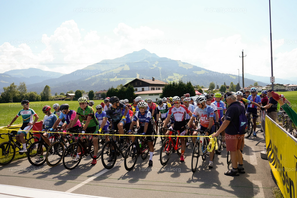 474_20230817_Bewerb_Maenner_Muehlanger | AUT - OESTERREICH, 2023-08-16: SPORT RENNRAD-FAHREN - 55. INTERNATIONALER RADWELTPOKAL IN ST. JOHANN IN TIROL  - Vintage-Radrennen mit WM-Bronze-Medaillen-Siegerin Christina Schweinberger, den Teilnehmer und Alexander Baumann (vom Orginastions-Team) - TAG 2 BEWERB MAENNER IN SECHS GRUPPEN  ; Foto: Roland Muehlanger