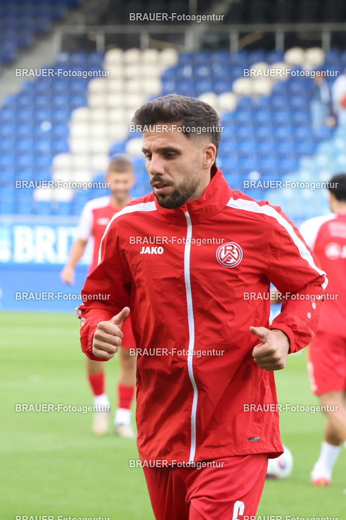 SV Wehen Wiesbaden - Rot-Weiss Essen | Wiesbaden, Deutschland, 22.08.2025Ahmet Arslan  (Rot-Weiss Essen) wärmt sich aufwährend des drittliga Spiels zwischen SV Wehen Wiesbaden und Rot-Weiss Essen am 22.08.2025 in der BRITA-Arena in Wiesbaden. (Foto von Timo Bluhmki-Schmidt/Brauer Fotoagentur