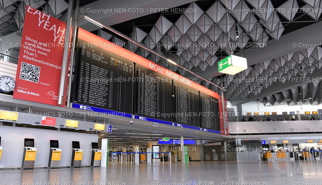 Großstreik am Montag - Deutschland steht still | 27.03.2023 Impressionen Eindrücke Flughafen Rhein Main Frankfurt Südhessen ganztägiger ver.di Warnstreik Grossstreik VERDI und EVG kein Flugverkehr keine Starts Landungen Reisenden Anzeigetafel Flüge cancelled annulliert Terminal 1 (Foto: Peter Henrich) - Realisiert mit Pictrs.com